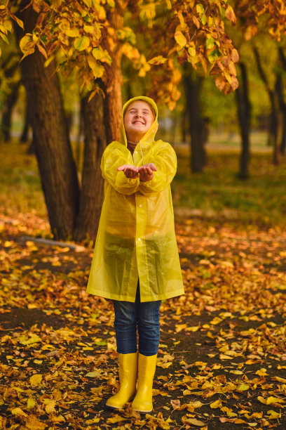 孩子们在秋雨中玩耍图片下载