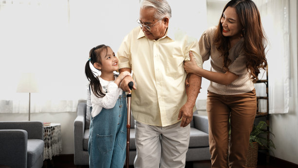 亚洲家庭，女儿和孙女照顾支持年长成熟的爷爷忍受着膝盖疼痛在外面散步和爷爷用拐杖，老人保健理念。图片下载