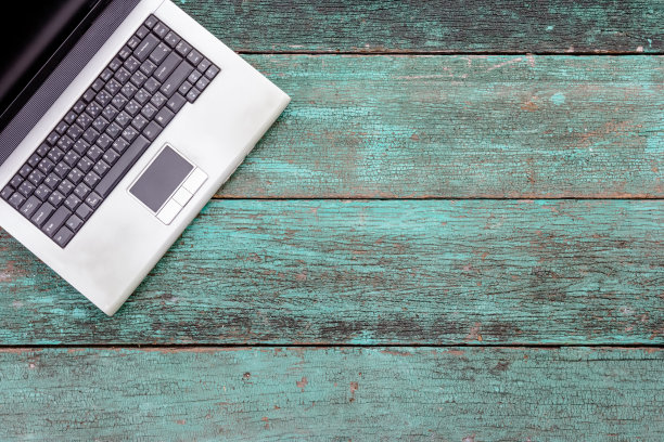 木制背景的旧笔记本电脑图片下载