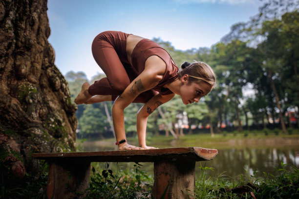 美丽的金发女孩在越南河内巴丁公园做早晨瑜伽图片下载