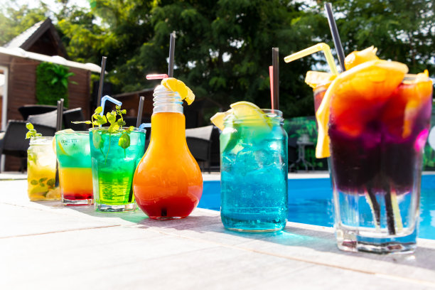 泳池附近有鸡尾酒图片下载