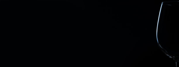 黑色背景的酒杯图片下载