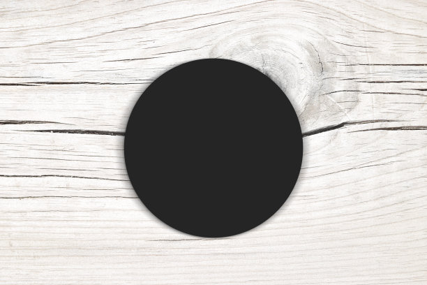 黑色圆贴纸在白木背景上的模型图片下载
