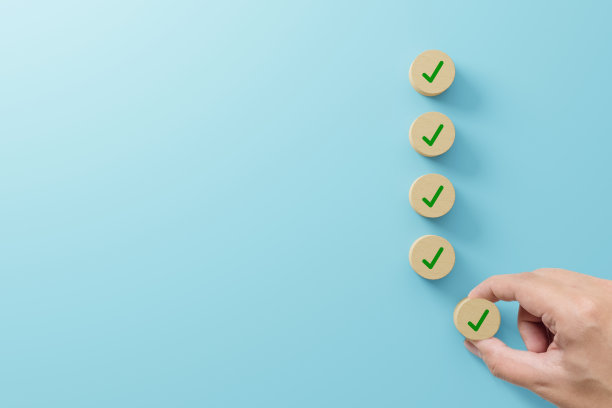 检查表和勾标概念。在浅蓝色背景的木块上检查标记图片下载