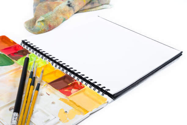 特写打开的笔记本与托盘颜色的背景图片下载