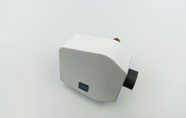 白色背景上的3脚电源插头图片下载