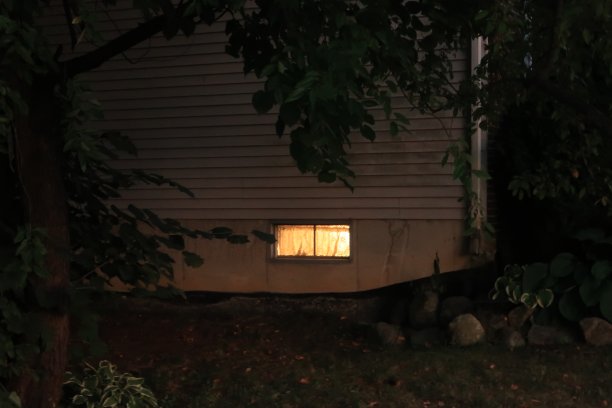 地下室的光图片下载