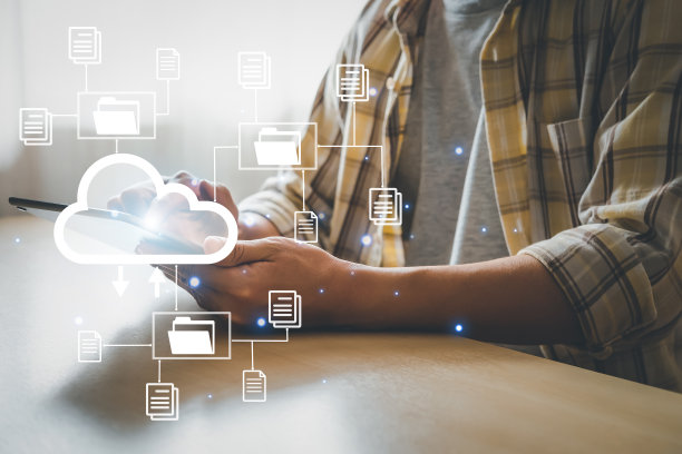 有选择地关注那些使用互联网和个人云存储来保存信息和文档的人所持有的图标和智能手机或数字平板电脑。使用云技术。图片下载