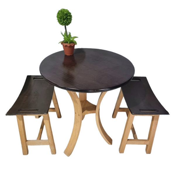 一套棕色的木桌和两把木椅。桌上有一个花瓶。图片下载