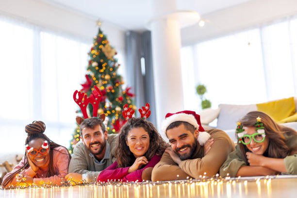 朋友们在家里庆祝圣诞节图片下载