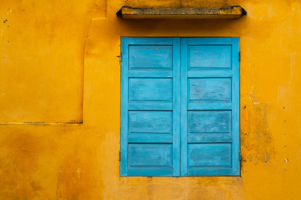 彩色蓝色窗框黄墙建筑。图片下载