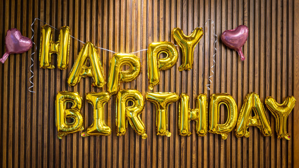 “生日快乐”金色气球短信。图片下载