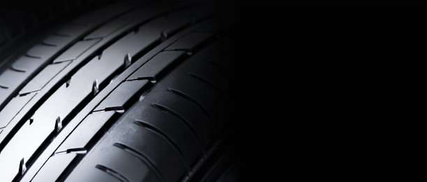 汽车轮胎的胎面在黑暗中具有深度和光亮图片下载