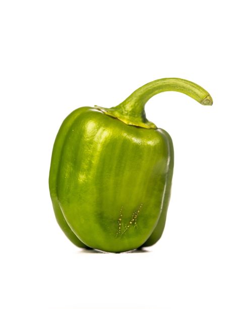 一个绿色甜椒孤立在白色背景的特写，垂直拍摄图片下载