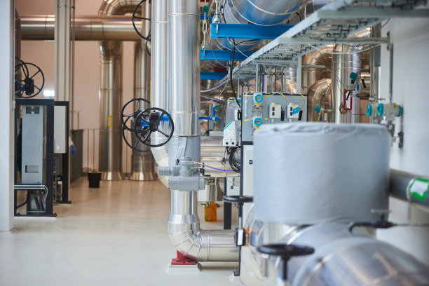 发电厂的阀门和控制装置，用水为家庭提供热量图片下载