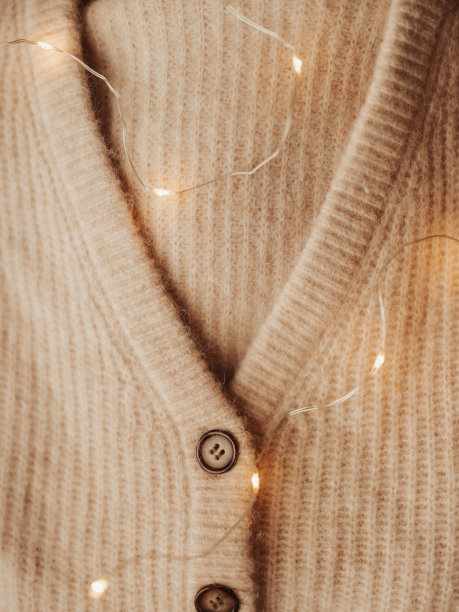 羊毛开衫细节与弦灯服装特写图片下载