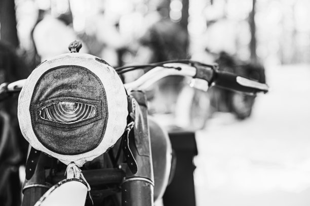 旧三轮摩托车，三轮摩托车的国防军，武装部队的第二次世界大战期间在冬季森林。黑白照片图片下载