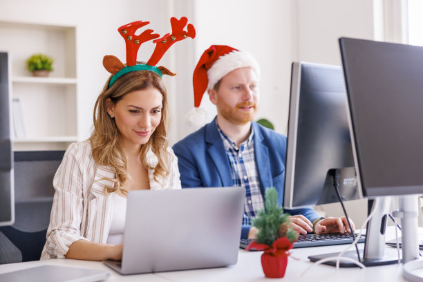 商务同事在办公室工作过圣诞节图片下载