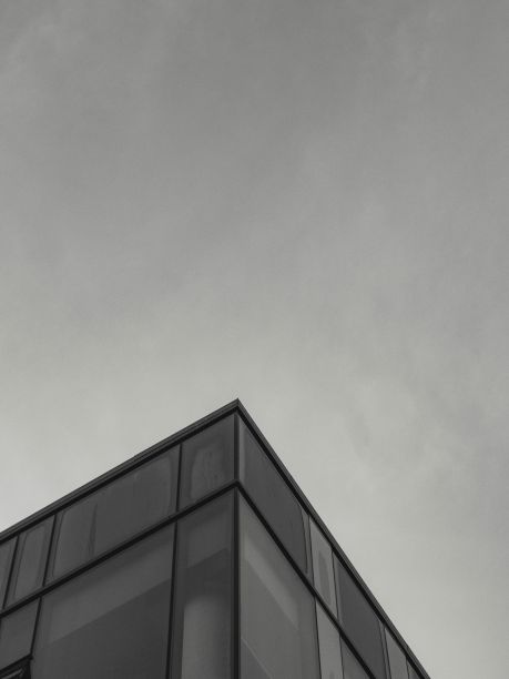 玻璃建筑的灰度图图片下载