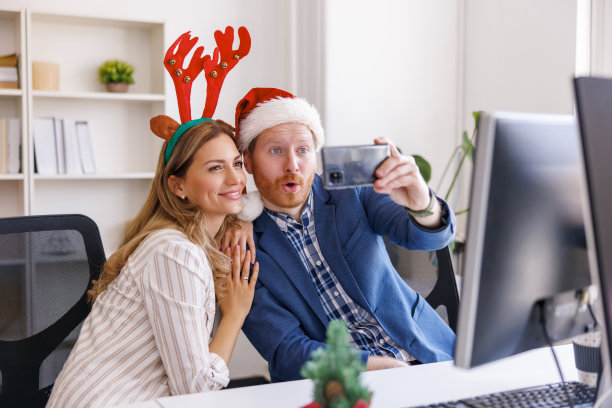 商务同事在办公室庆祝圣诞节的时候自拍图片下载
