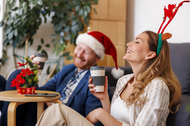 商务人士在办公室喝咖啡庆祝圣诞节图片下载