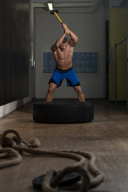 运动男子撞到轮胎图片下载