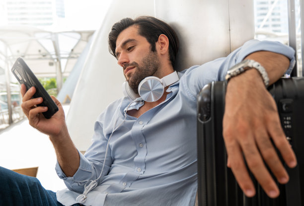 英俊的男人休息图片下载