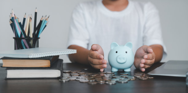 储蓄币具有银行投资、金融教育的理念。为出国留学攻读大学学位提供学生贷款。未来儿童教育基金现金。日益增长的储蓄图片下载