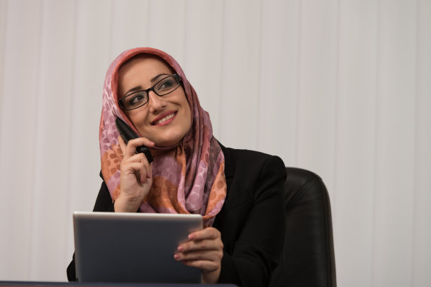 穆斯林女商人在办公室打电话图片下载