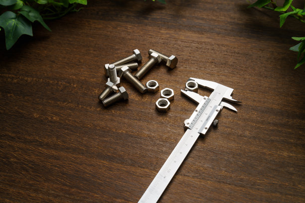 金属游标卡尺在木制背景图片下载