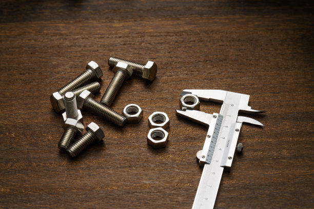 金属游标卡尺在木制背景图片下载