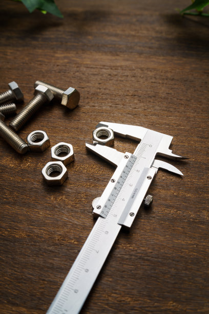 金属游标卡尺在木制背景图片下载