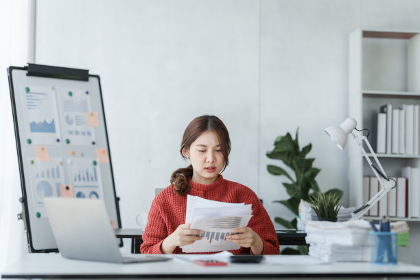 在办公室用笔记本电脑工作，很难过，很担心，很努力，工作过度的概念。图片下载