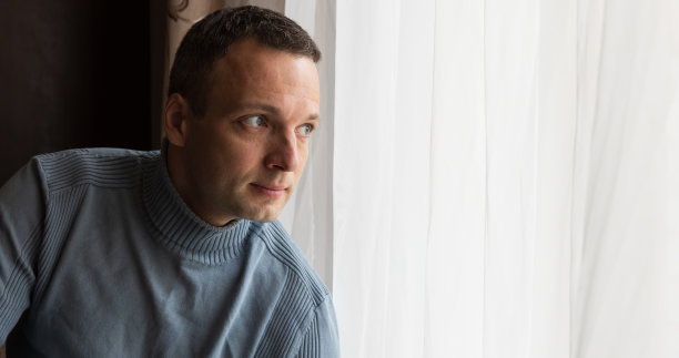 近距离肖像年轻的成年欧洲人图片下载