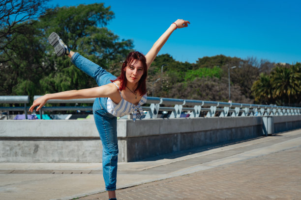 美丽的年轻拉丁人在街上跳舞快乐，而派对与跳跃和翻筋斗。欢乐的概念，街舞，嘻哈。图片下载