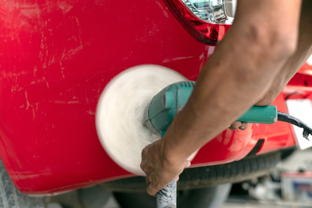 近距离车身维修技师清除划痕设备清除异常颜色和抛光颜色。图片下载