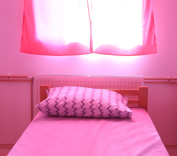 漂亮的睡觉地方，粉红色的卧室，有窗户。在休息的房间里做梦。紫色枕头床单内部概念图片下载