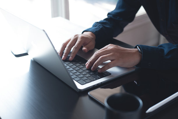 商务人员在笔记本电脑键盘上打字，搜索信息，在黑暗的办公桌上上网，远程工作，在线工作，商业和技术概念图片下载