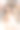房间里一个十岁的女孩手里拿着一个新年的圣诞球。在圣诞树后面，一个房间里装饰着圣诞装饰。图片下载