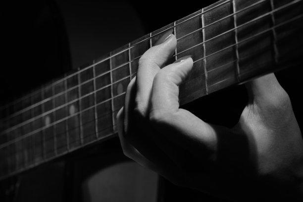 手指在琴弦上图片下载