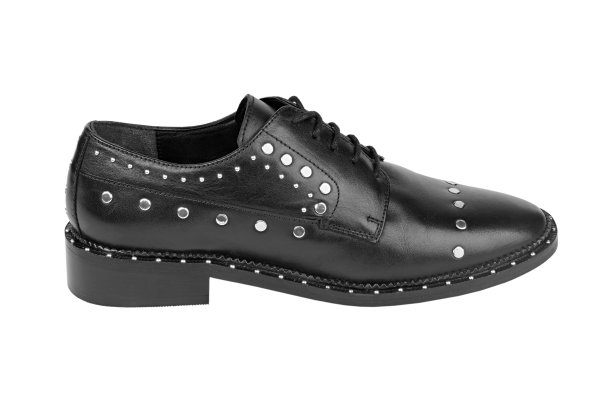 女式皮靴近距离黑色。牛津风格的鞋子。休闲的鞋子。文件包含剪切路径。图片下载