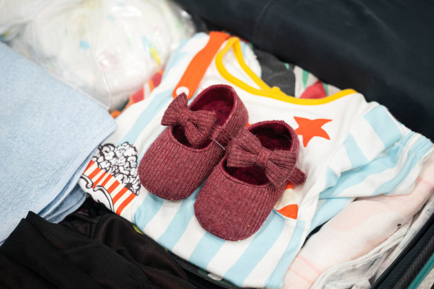 一双小鞋，准备旅行行李。图片下载