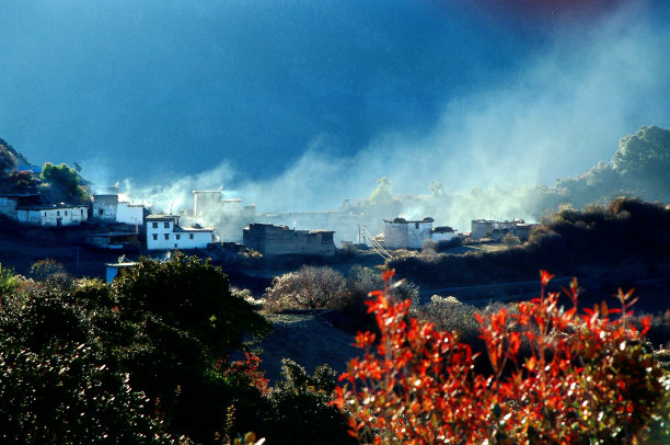 在白马雪山半山腰的一个藏族村庄里的日出图片下载