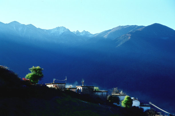 藏族村庄的白马雪山和日出图片下载