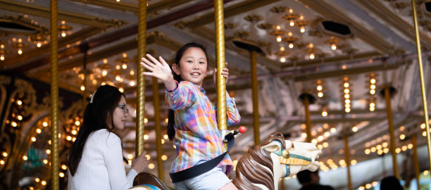 母女俩享受着闲暇时光图片下载