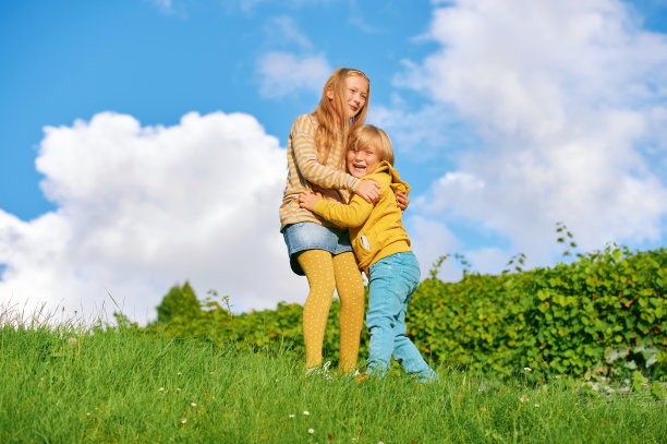 两个有趣的孩子在外面一起玩耍的画像图片下载