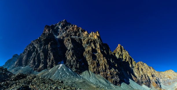 蒙维索陛下:湖泊，山峰和山谷的这奇妙的高山的科蒂亚阿尔卑斯山图片下载