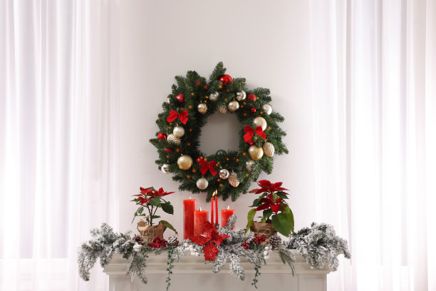 美丽的圣诞花环在白色墙壁装饰壁炉架室内图片下载