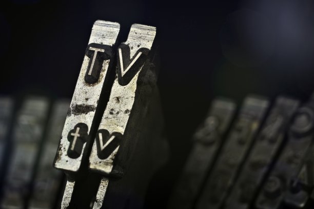 特写从一个老打字机与字母电视-水平图片与复制空间。图片下载