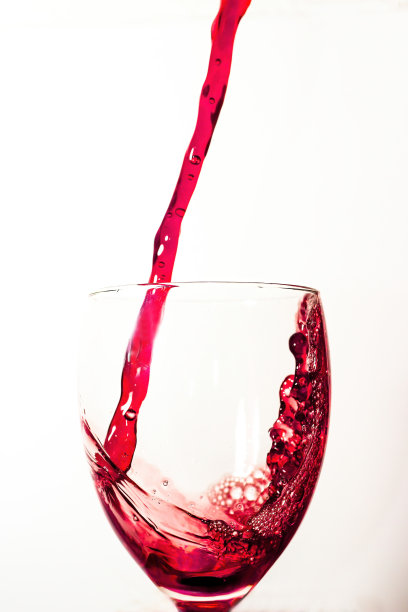 酒杯里的红酒图片下载